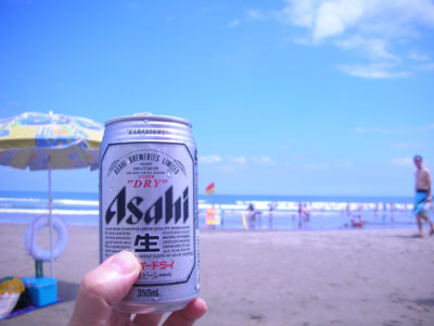 ビールと海と