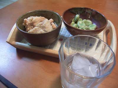鮭の中骨缶詰と枝豆と芋焼酎